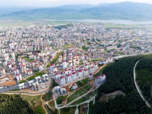 Aerial view showcasing the urban expansion and landscape of a vibrant city surrounded by nature. — Best Times to Play on 55 C