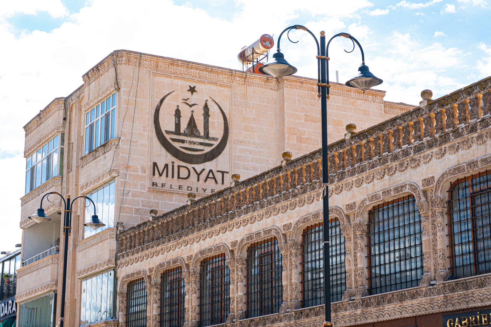 Ornate stone architecture of Midyat, showcasing the unique historical design and craftsmanship in Mardin, Türkiye. — How Jeet